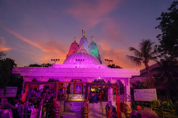 Gece Iskcon Vadodara Tapınağı