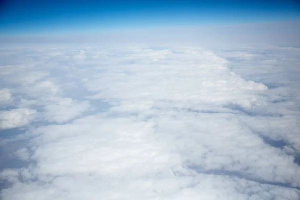 Nuvens e céu como visto através da janela de uma aeronave — Fotografia de Stock