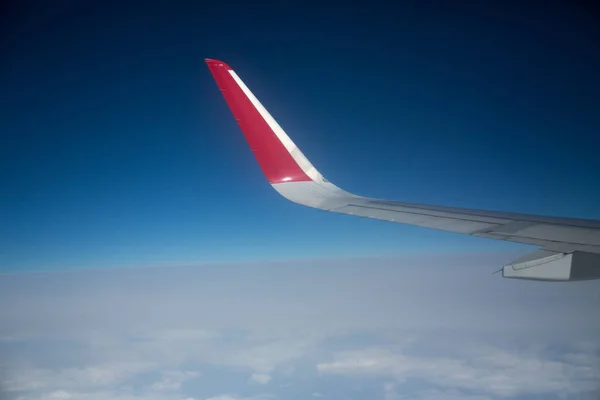 Nuvens e céu como visto através da janela de uma aeronave — Fotografia de Stock