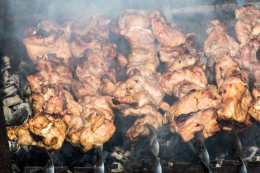 Metal şişte pişen ızgara kebap. Barbeküde pişmiş et. Barbekü taze et dilimleri. Geleneksel doğu yemeği, şiş kebap. Kömür ve alevler üzerine ızgara, piknik, sokak yemekleri