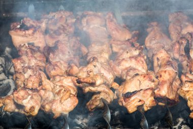 Metal şişte pişen ızgara kebap. Barbeküde pişmiş et. Barbekü taze et dilimleri. Geleneksel doğu yemeği, şiş kebap. Kömür ve alevler üzerine ızgara, piknik, sokak yemekleri
