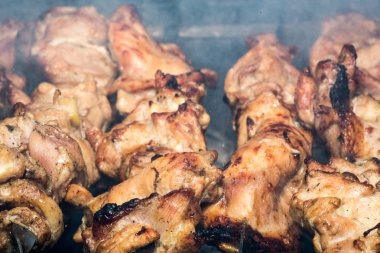 Metal şişte pişen ızgara kebap. Barbeküde pişmiş et. Barbekü taze et dilimleri. Geleneksel doğu yemeği, şiş kebap. Kömür ve alevler üzerine ızgara, piknik, sokak yemekleri
