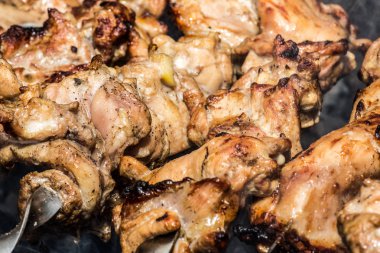 Metal şişte pişen ızgara kebap. Barbeküde pişmiş et. Barbekü taze et dilimleri. Geleneksel doğu yemeği, şiş kebap. Kömür ve alevler üzerine ızgara, piknik, sokak yemekleri