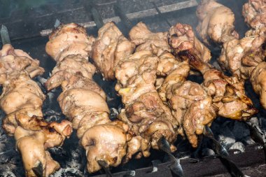 Metal şişte pişen ızgara kebap. Barbeküde pişmiş et. Barbekü taze et dilimleri. Geleneksel doğu yemeği, şiş kebap. Kömür ve alevler üzerine ızgara, piknik, sokak yemekleri