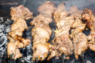 Metal şişte pişen ızgara kebap. Barbeküde pişmiş et. Barbekü taze et dilimleri. Geleneksel doğu yemeği, şiş kebap. Kömür ve alevler üzerine ızgara, piknik, sokak yemekleri