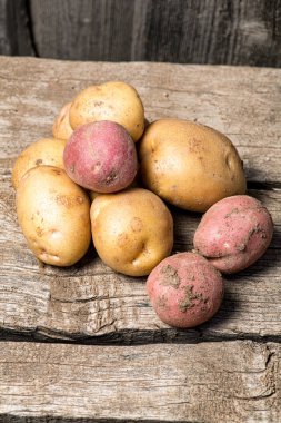 Çiğ patates yemek. Ahşap bir masa üzerinde eski bir kutu içinde patates. Metin için özgür yer. Üstten Görünüm