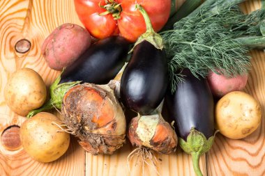 Farklı taze çiğ renkli sebze yakın açık renkli ahşap tepsi kümesi