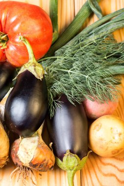 Farklı taze çiğ renkli sebze yakın açık renkli ahşap tepsi kümesi