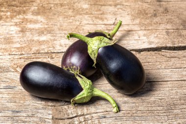 hasat patlıcan bir kil plaka eski koyu ahşap masa