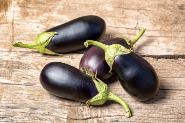 hasat patlıcan bir kil plaka eski koyu ahşap masa