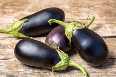 hasat patlıcan bir kil plaka eski koyu ahşap masa