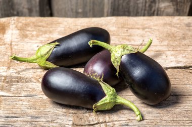 hasat patlıcan bir kil plaka eski koyu ahşap masa