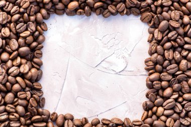 Yavaşça hafif bir arka plan resmine dibinde kahve taneleri