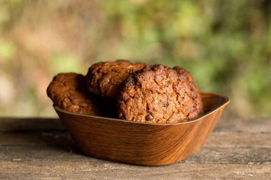 Taze pişmiş mal ahşap arka plan ürün yelpazesine. baget ve açık alanda kurabiye