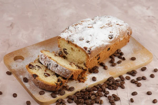 Délicieux gâteau fait maison avec des raisins secs sur un fond en bois clair. Gros plan. rustique. espace de copie . — Photo