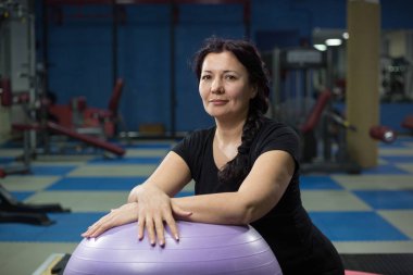 Spor salonunda fitball ile kıdemli kadın. Close. Kopyalama alanı.