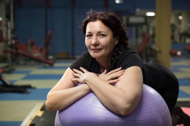 Spor salonunda fitball ile kıdemli kadın. Close. Kopyalama alanı.