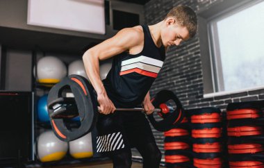 Yan görünüm sportif kas fitness adam başını modern fitness Club bir halter deadlift için hazırlanıyor. Fonksiyonel eğitim ile halter salonunda. Spor, insanlar ve sağlıklı yaşam konsepti.