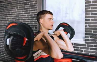 Modern bir fitness Club başının üstünde bir halter deadlift için hazırlanıyor sportif kas fitness adam portresi. Fonksiyonel eğitim ile halter salonunda. Spor, insanlar ve sağlıklı yaşam konsepti.