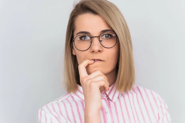 Tiro Close Mulher Europeia Jovem Atraente Séria Vestindo Camisa Rosa — Fotografia de Stock