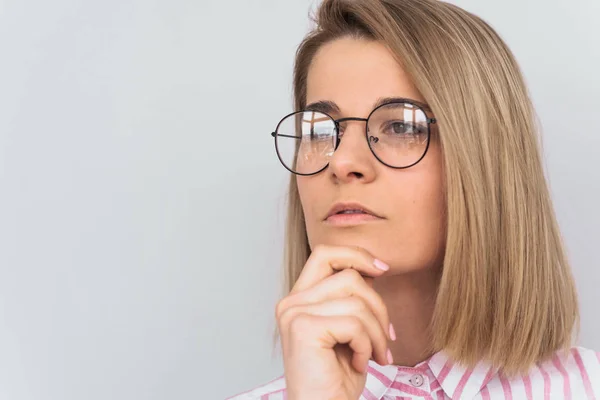 Closeup Isolado Retrato Mulher Loira Jovem Elegante Vestindo Óculos Redondos — Fotografia de Stock