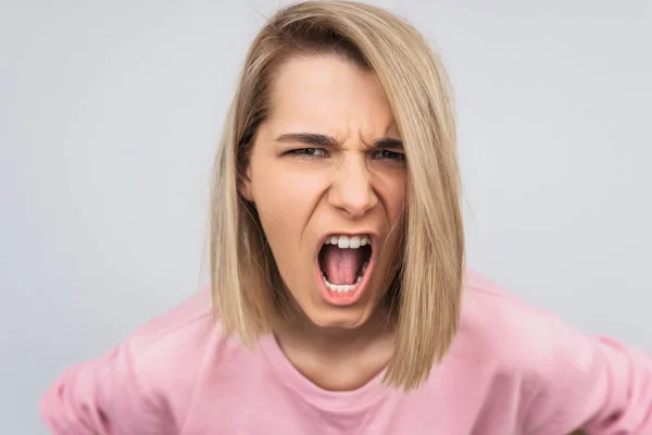 Closeup Οριζόντια Πορτρέτο Του Νεαρή Ξανθιά Γυναίκα Ουρλιάζοντας Δυνατά Θυμωμένο — Φωτογραφία Αρχείου