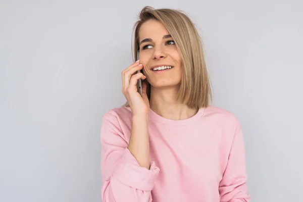 Horizontale Portret Van Mooie Kaukasische Blonde Lachende Vrouw Heeft Telefoongesprek — Stockfoto