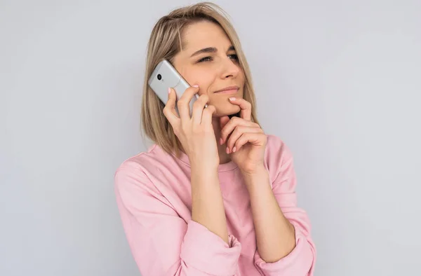 Retrato Horizontal Bela Mulher Loira Branca Pensiva Tem Conversa Telefônica — Fotografia de Stock