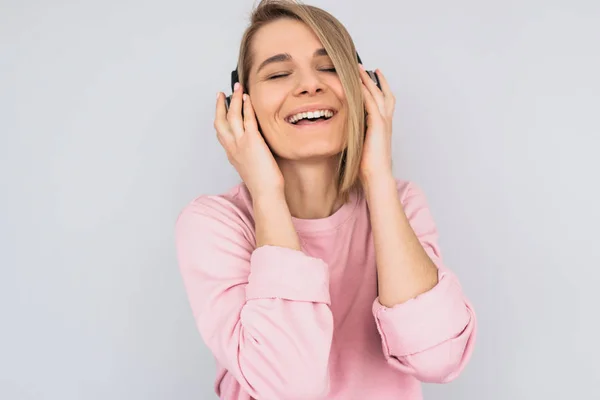 Gros Plan Portrait Studio Jeune Femme Heureuse Porte Des Vêtements — Photo