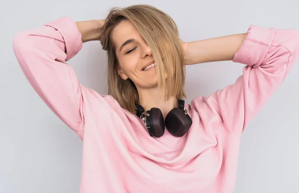 Primo Piano Felice Sorridente Giovane Donna Vestita Rosa Che Balla — Foto Stock