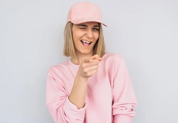 Портрет Блондинки Жінки Блимає Очима Носить Рожевий Одяг Кепку Вказує — стокове фото