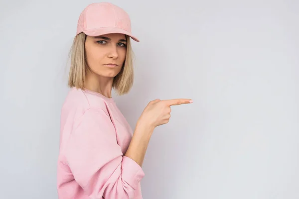 심각한의 스튜디오 모자와 분홍색 배경에 나타내는 그녀의 손가락을 가리키는 라이프 — 스톡 사진