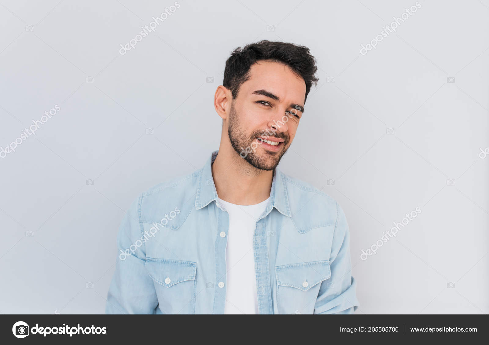 肯定的な表現で ハンサムな若い男性モデルの屋内のショットは 喜んで目と笑顔を点滅します ライフ スタイル 感情の概念 ストック写真 C Iuricazac