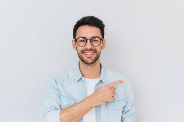 Trendy puan, Gözlük, neşeli genç gülümseyen sakallı erkek modeli boş kopya alanı reklam veya promosyon metni Studio için bir şey gösterir. İnsanlar ve yaşam tarzı kavramı.