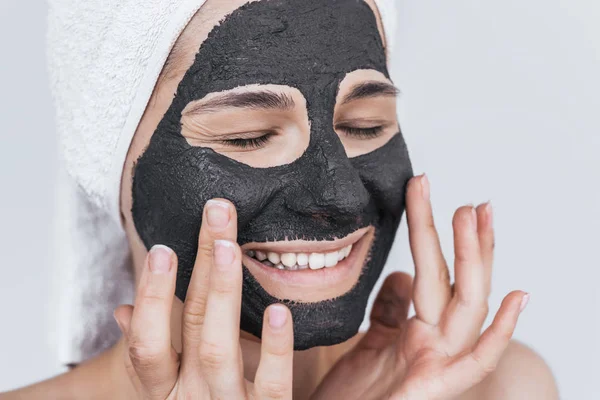 Primer Plano Retrato Recortado Joven Hembra Feliz Aplicando Cosmética Facial — Foto de Stock