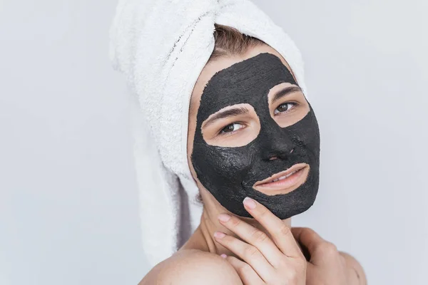 Mooie Jonge Lachende Mooie Vrouwelijke Zwarte Klei Masker Toe Passen — Stockfoto