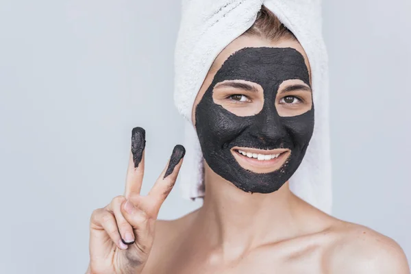 Retrato Close Feliz Sorrindo Jovem Com Máscara Orgânica Barro Preto — Fotografia de Stock