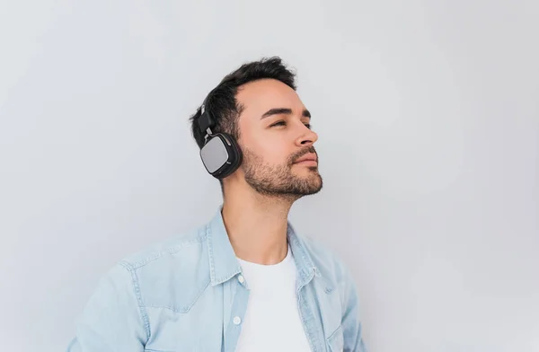 Portrait Serious Handsome Caucasian Male Listens Music Audio Book Using — Stok Foto