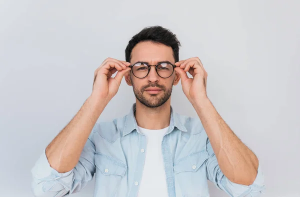 Retrato Elegante Bonito Barbudo Jovem Macho Com Moda Eyewear Parece — Fotografia de Stock