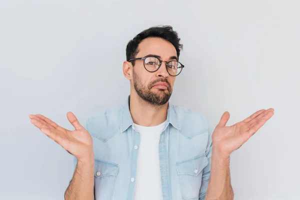 Portret Van Onzekere Jonge Stijlvolle Stoppels Man Met Trendy Ronde — Stockfoto