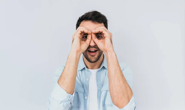 Guapo Hombre Sorprendido Vistiendo Camisa Azul Camiseta Blanca Sosteniendo Sus — Foto de Stock