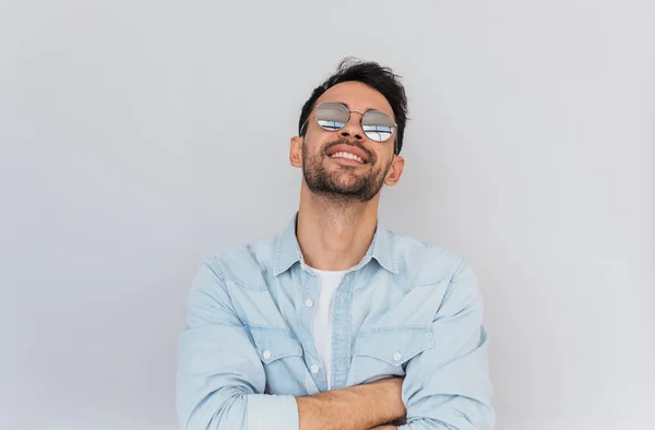 Modelo Masculino Bonito Vestindo Óculos Sol Espelho Redondo Moda Camisa — Fotografia de Stock