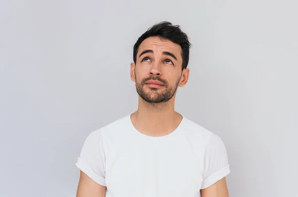 Atractivo Hombre Barbudo Usa Una Camiseta Blanca Que Cuidadosamente Hacia — Foto de Stock