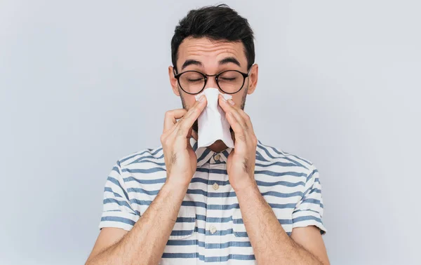 Retrato Horizontal Hombre Guapo Malsano Con Camisa Rayas Gafas Soplando — Foto de Stock