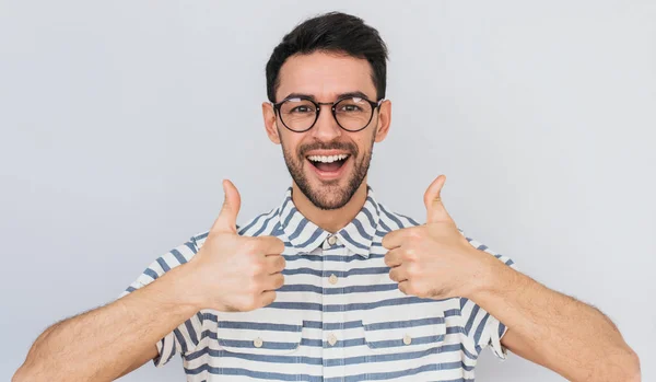 Porträtt Stilig Hane Med Friska Toothy Leende Bär Runda Trendiga — Stockfoto