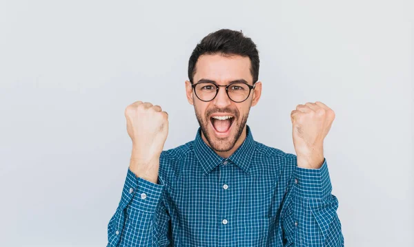 Närbild Porträtt Positiva Framgångsrika Stilig Ung Hane Bär Glasögon Och — Stockfoto