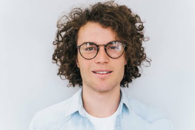 Yakışıklı çilli akıllı görünümlü gülümseyen erkek sosyal reklam, promosyon bilgi veya içerik için kopya alan beyaz zemin üzerine izole için poz Closeup portresi. İnsanlar yarış