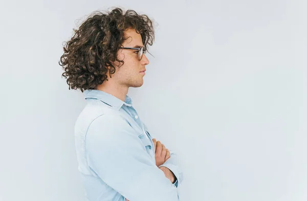 Visão Perfil Belo Jovem Com Cabelo Encaracolado Vestindo Camisa Jeans — Fotografia de Stock