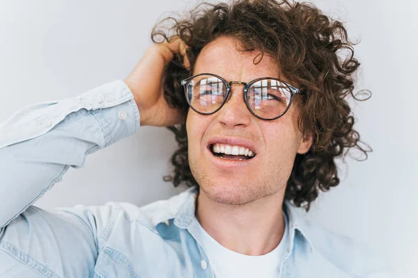 Retrato Close Recortado Belo Homem Pensativo Com Cabelos Encaracolados Sardas — Fotografia de Stock