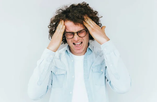 Retrato Hombre Pecoso Estresante Con Pelo Rizado Tiene Dolor Cabeza — Foto de Stock